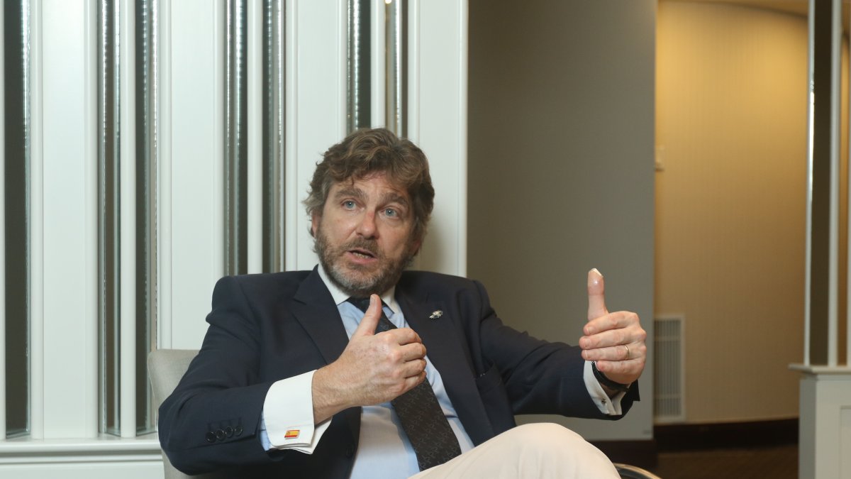 Figura. El embajador de España durante la entrevista con EXPRESO.