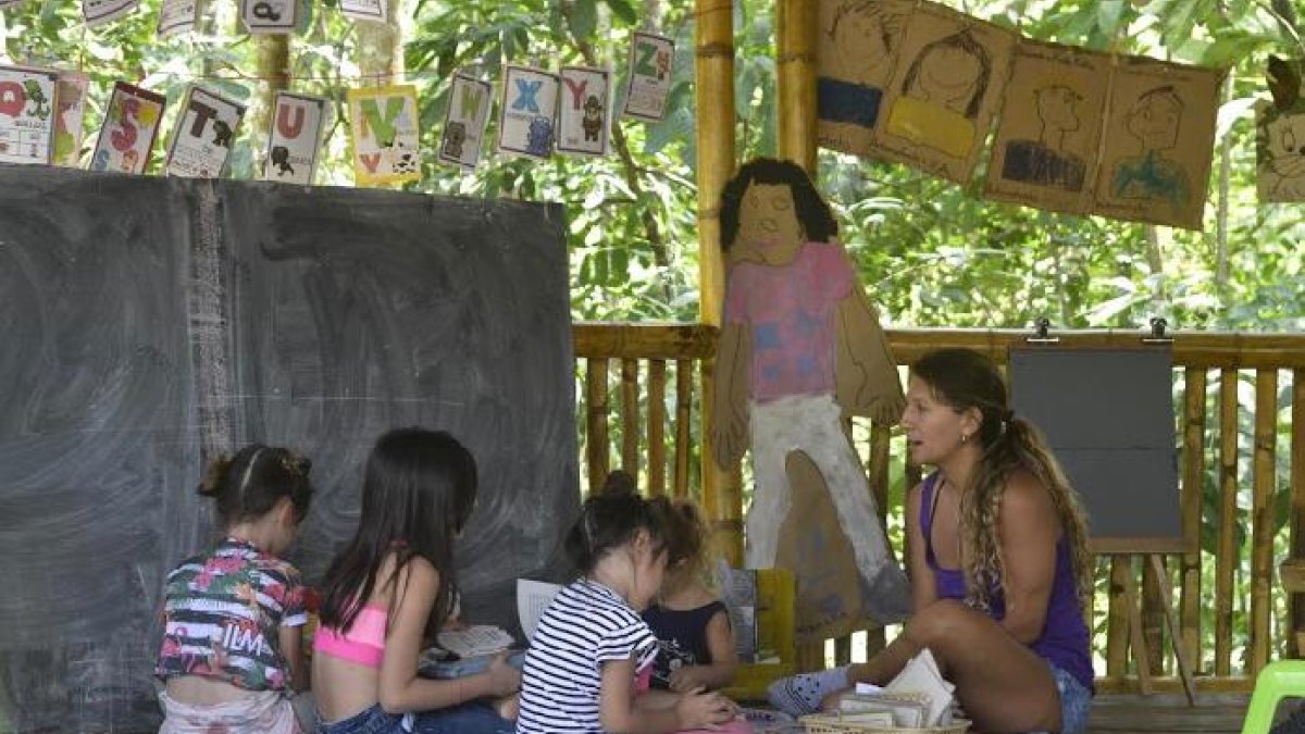Figura. Una de las maestras que enseña inglés con varios niños durante la clase.