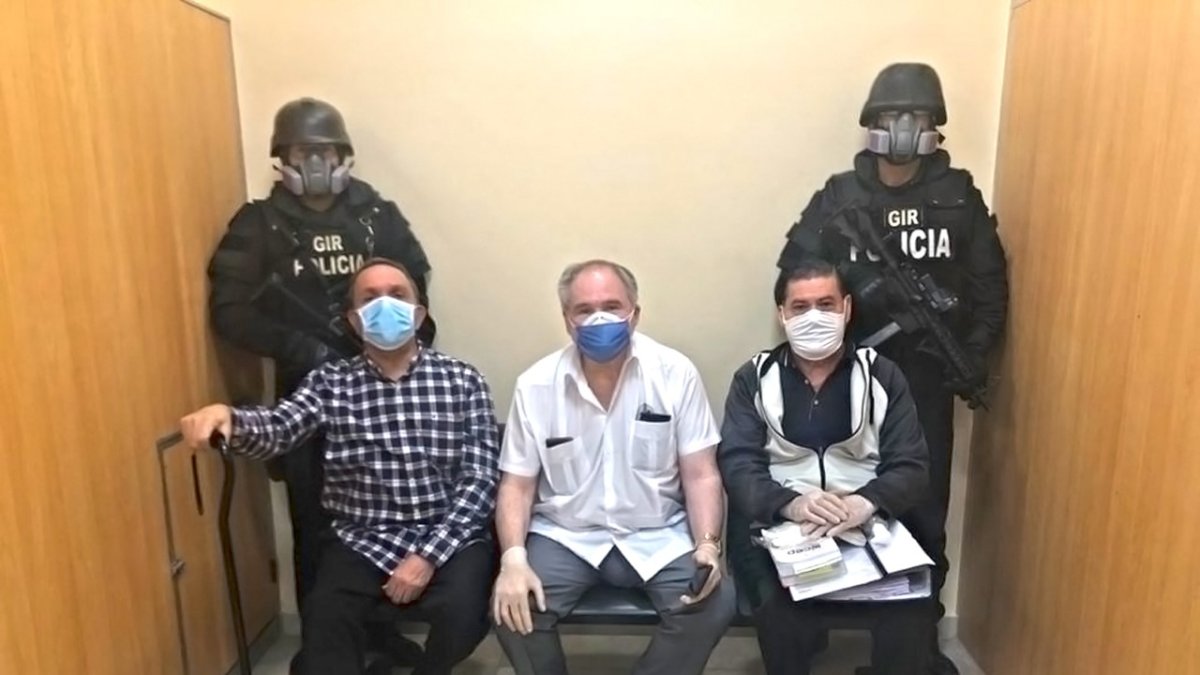 Desparpajo. El día de su primera detención, durante la pandemia, el hoy candidato se dio el lujo de posar junto a su abogado y sus captores.