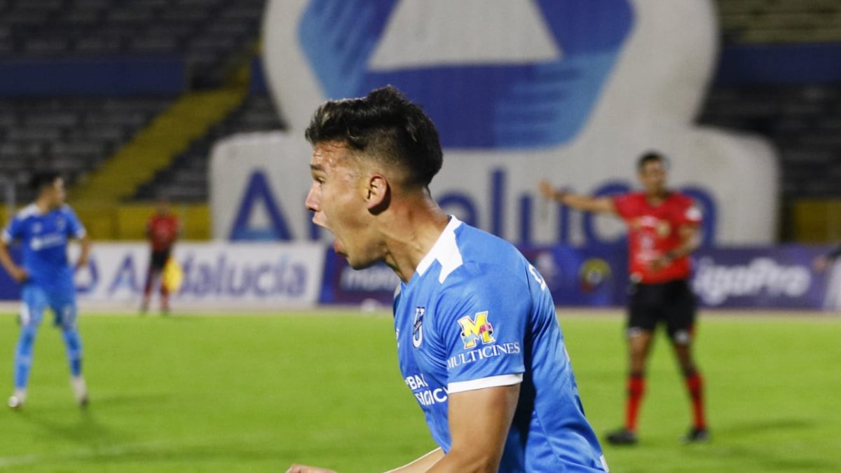 Nazareno Bazán celebra el segundo tanto de la U. Católica.