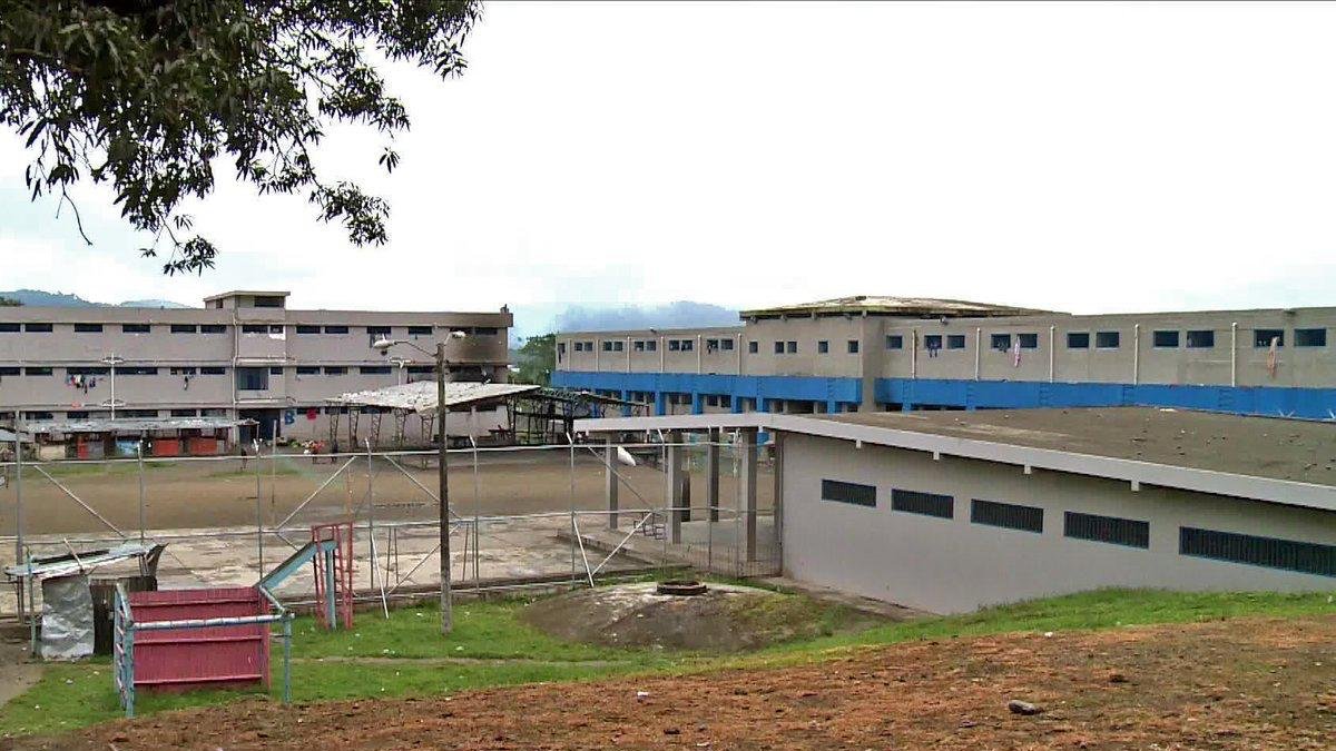 Amotinamiento. Miembros de la Policía y Fuerzas Armadas hicieron un operativo para controlar un amotinamiento en la cárcel de Esmeraldas.