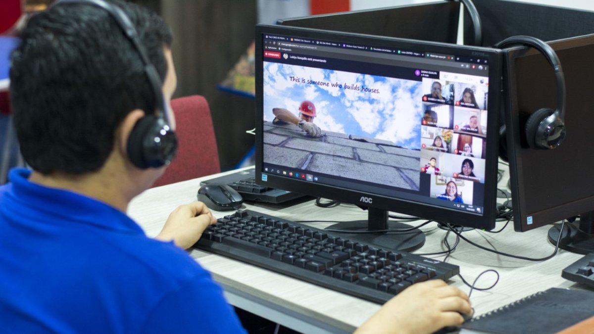 Al igual que los de educación regular, los alumnos de idiomas también debieron pasar a la modalidad 'on line'.