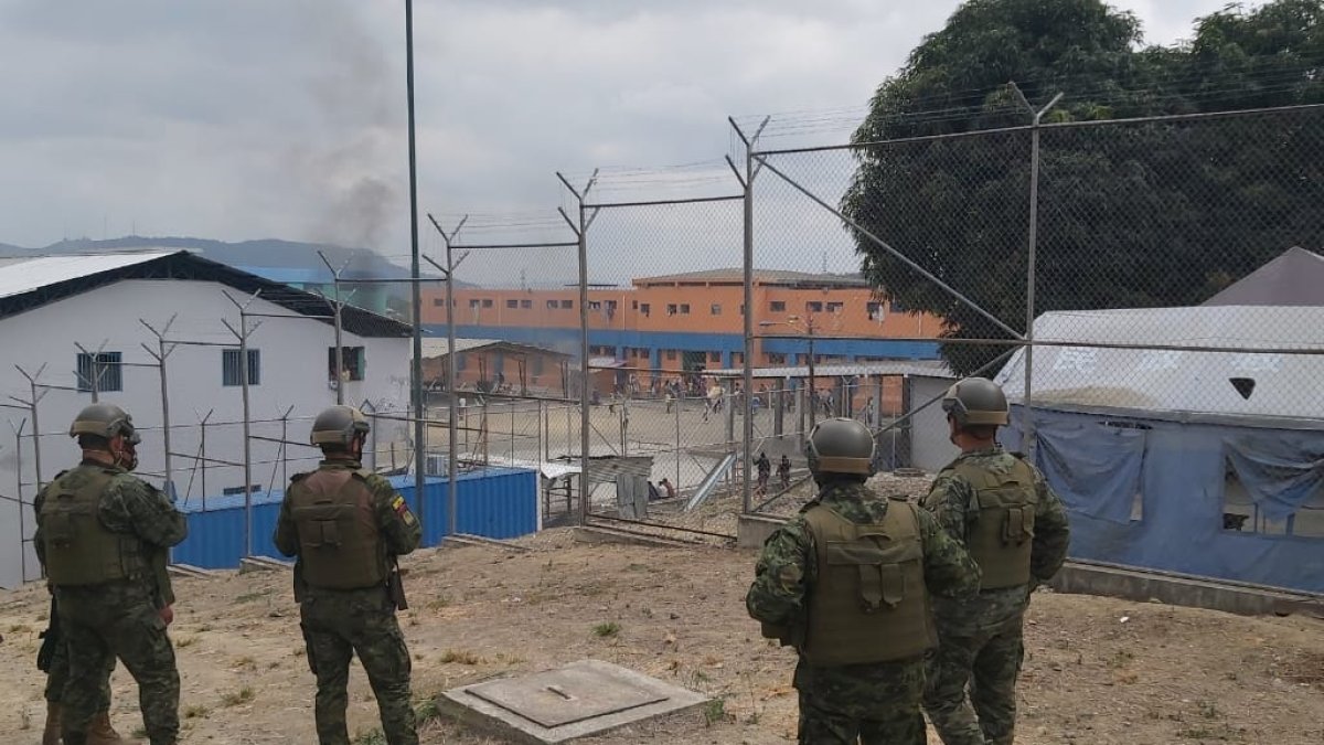 Tuvieron que intervenir miembros de la Policía y de Fuerzas Armadas para retomar el control del centro con efectivos de la Infantería de Marina, el Batallón de Infantería del Ejército Bimot-13 y Policía de la Subzona Esmeraldas.
