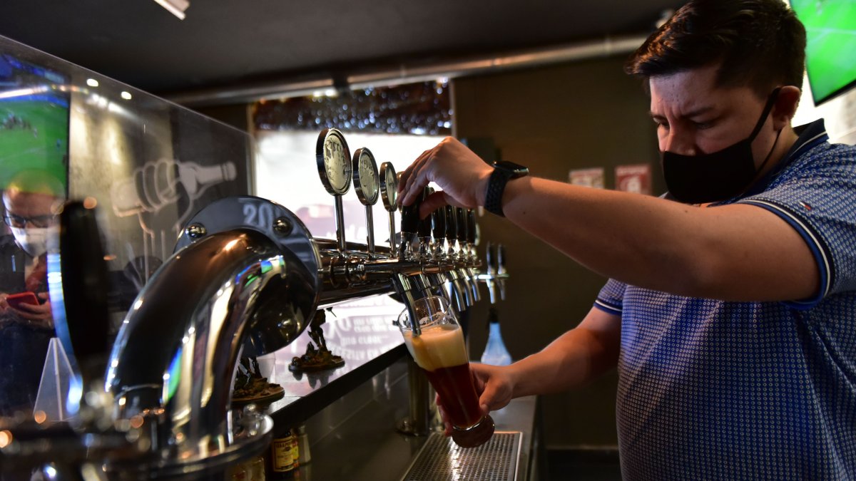 Mercado. La cerveza artesanal se puede promocionar solo en las redes sociales, por tener seis grados de alcohol.