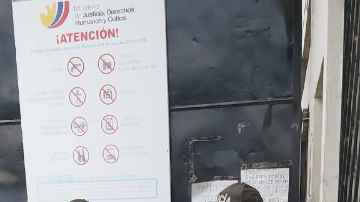 Ayuda. Policías ayudaron en la evacuación de los cadáveres de los reos.