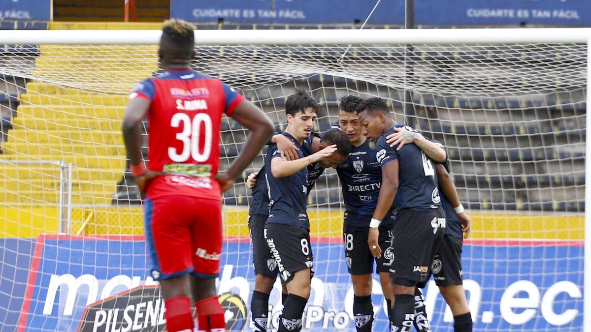 Los jugadores del Independiente celebran tras el segundo gol en el triunfo sobre El Nacional.