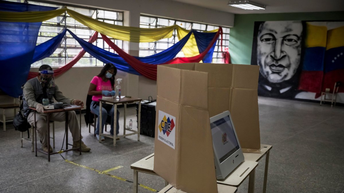 Electores asisten a un puesto de votación durante la jornada de elecciones a diputados.