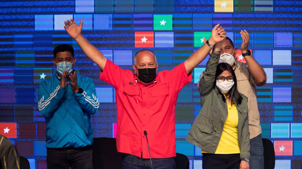 El candidato chavista a la Asamblea Nacional, Diosdado Cabello (c), celebra junto a la vicepresidenta de Venezuela, Delcy Rodríguez (d) y otros candidatos oficialistas previo al anuncio de los resultados del Consejo Nacional Electoral.
