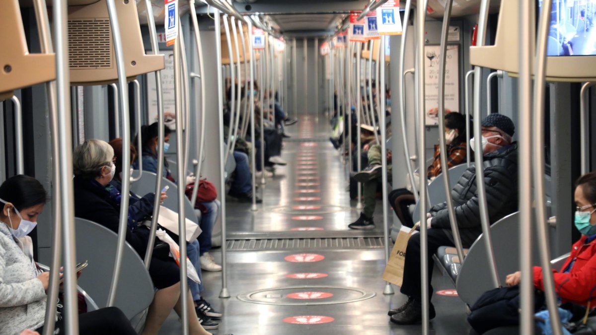 Personas se transportar en una unidad del metro de Milán en Italia.