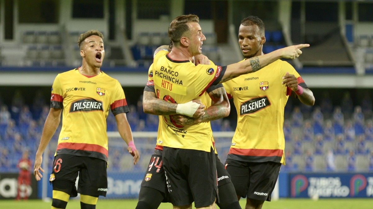 Los jugadores de Barcelona celebra el gol conseguido en el Clásico del Astillero, que terminó empatado.
