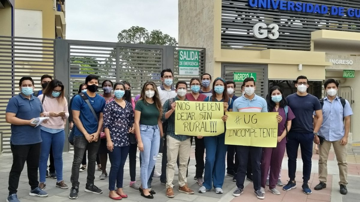Los profesionales de la salud realizaron una protesta en los exteriores de la Universidad de Guayaquil