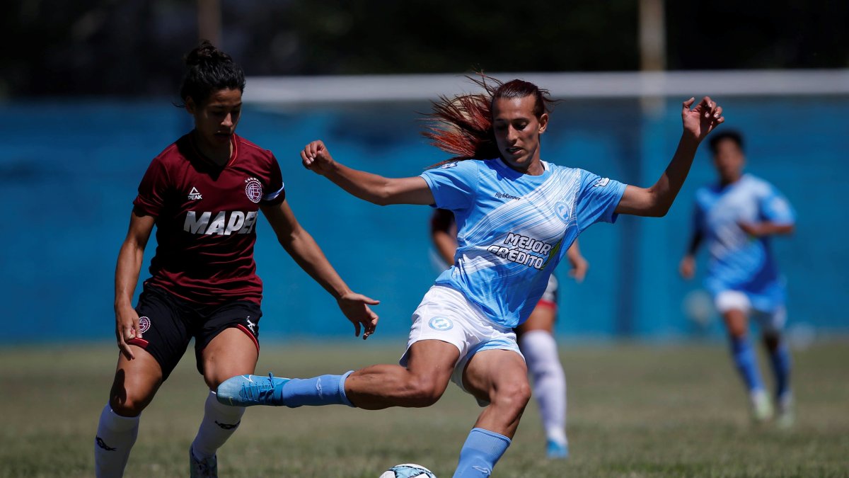 Mara Gómez, la primera futbolista transgénero que juega en la primera división argentina.