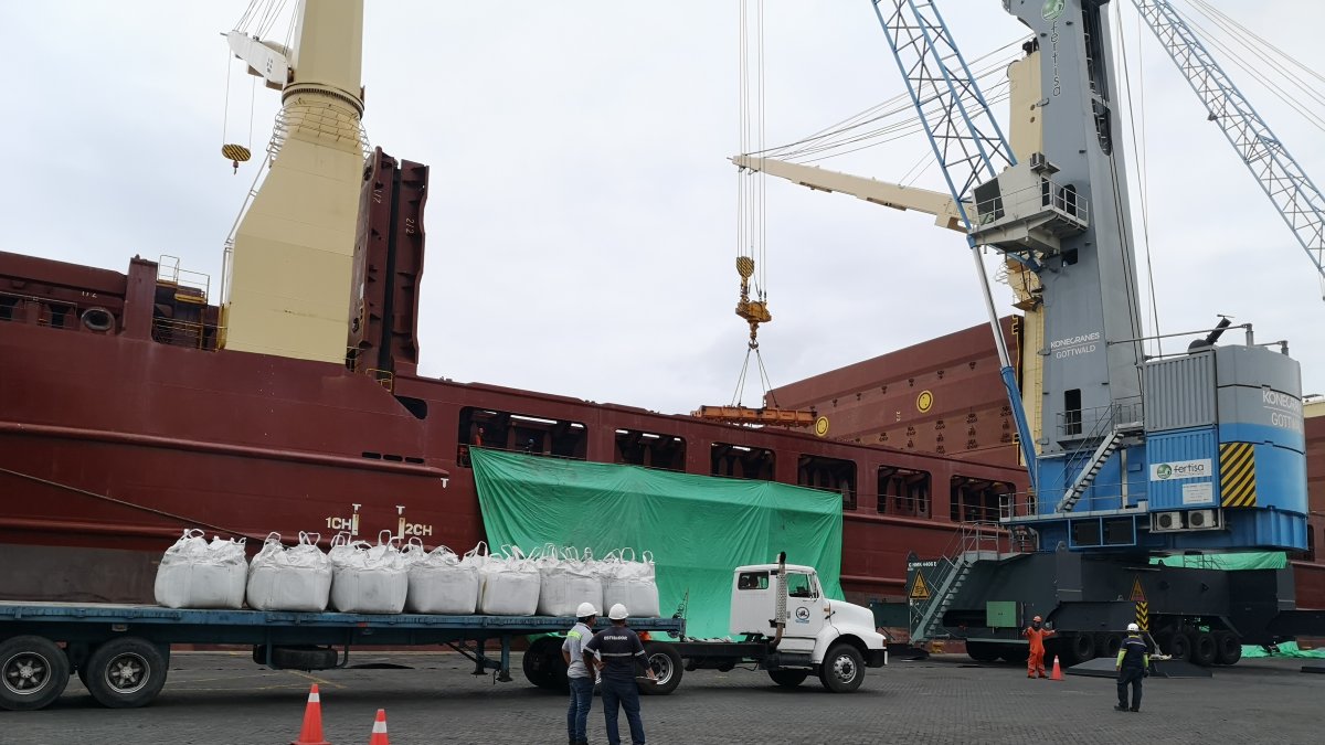El cobre sale en sacos y es procesado por una empresa china.