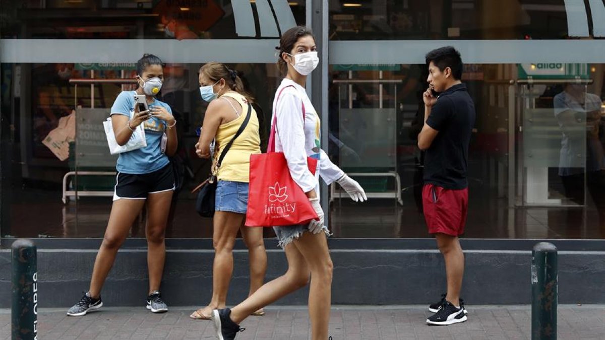 Jóvenes peruanos en calles de Lima, foto referencial.