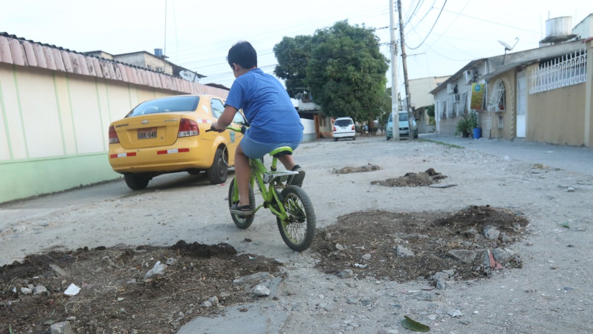 Problema. La peatonal es de piedra y tierra.