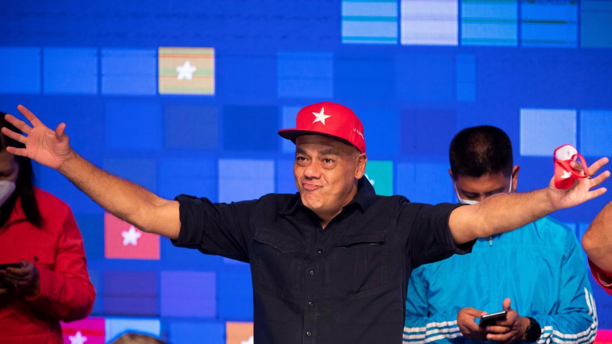 El candidato chavista a la Asamblea Nacional, Jorge Rodríguez, celebra previo al anuncio de los resultados del Consejo Nacional Electoral (CNE) la madrugada de este lunes en el Teatro Bolívar de Caracas (Venezuela).