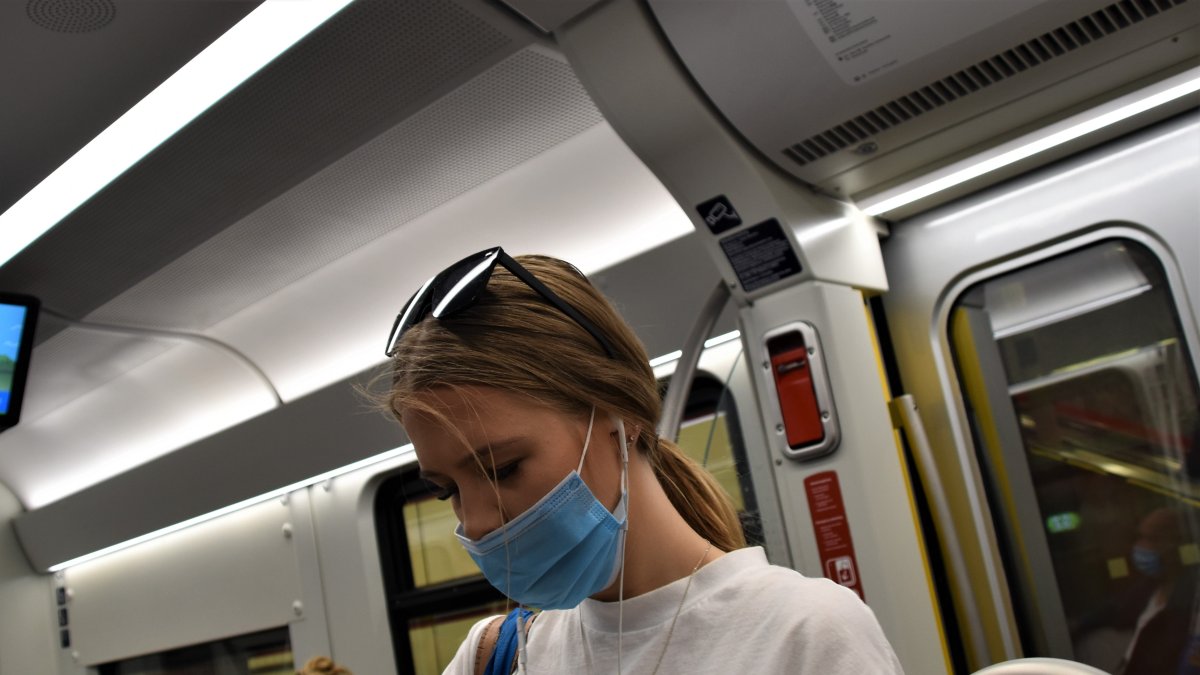 Si una persona da positivo por covid-19 e introduce esta información en la app, los usuarios que hayan estado en contacto con ella en los últimos 14 días recibirán un aviso en su teléfono.