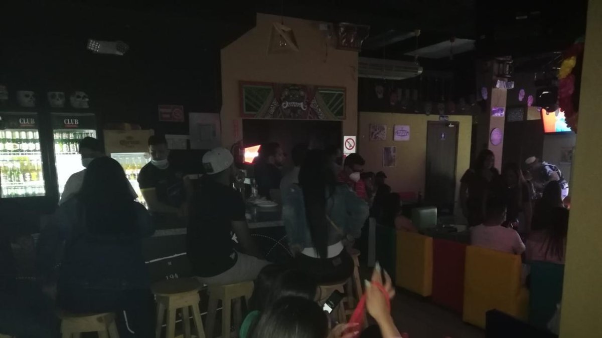 En algunos de los sitios clausurados, no se cumplía tampoco con el distanciamiento ni se usaba mascarilla.