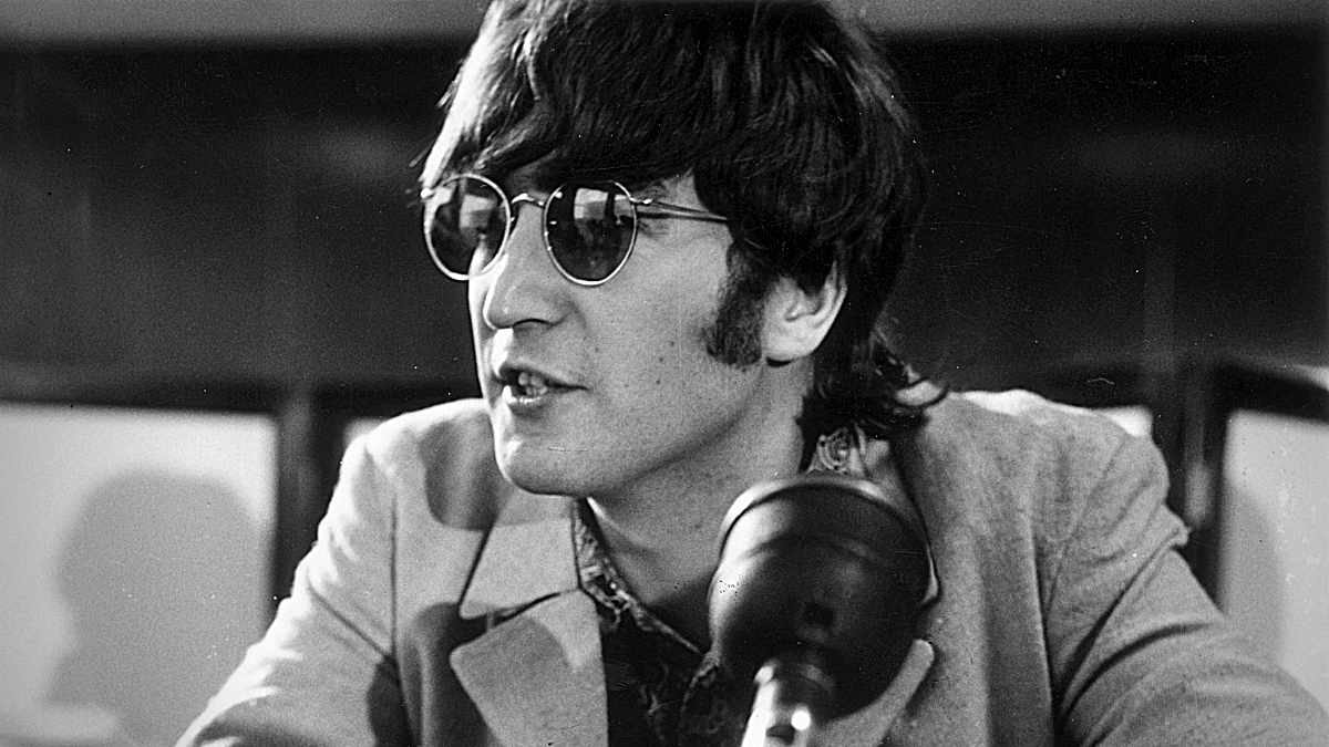 John Lennon durante una rueda de prensa en el aeropuerto de London.