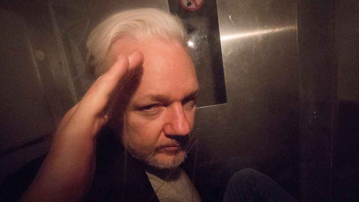 Julian Paul Assange, ​ conocido como Julian Assange, es un programador, periodista y activista de Internet australiano conocido por ser el fundador, editor y portavoz del sitio web WikiLeaks.