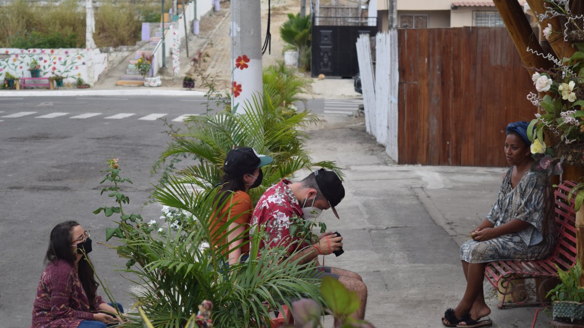 Los estudiantes de la Universidad Casa Grande en medio de las filmaciones.