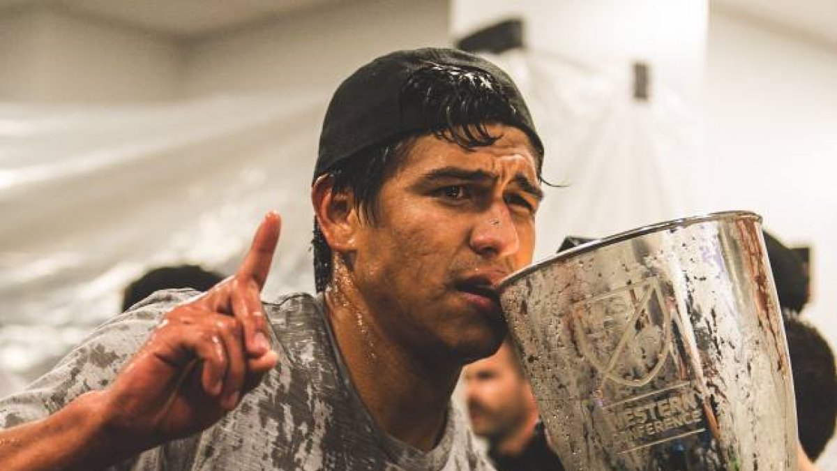 Xavier Arreaga, defensa ecuatoriano de los Sounders, celebra el título de conferencia.