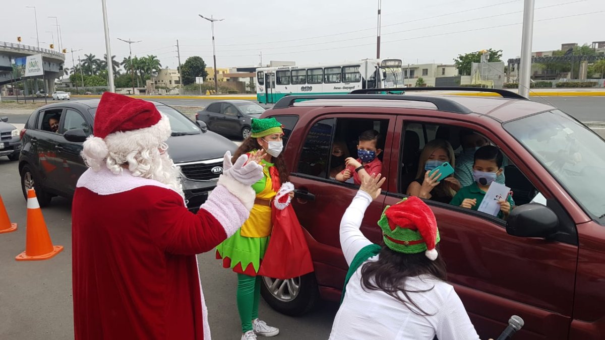 Los estudiantes del Liceo Panamericano entregaron sus pedidos a Papa Noel.