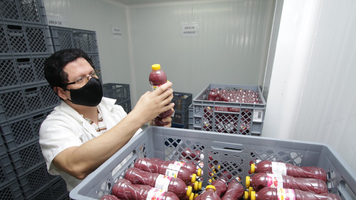 La Morada vende principalmente colada morada todo el año. 