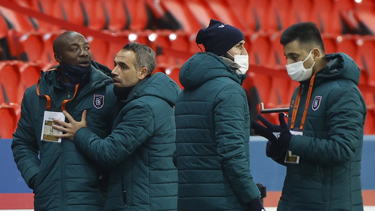 Pierre Webo (i), colaborador del Basaksehir reaccionó molesto luego de que el cuarto árbitro lo llamo 