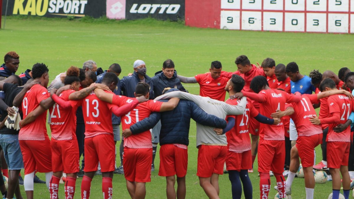 El Nacional entrenó en su complejo de Tumbaco bajo las órdenes de José Villafuerte (c).