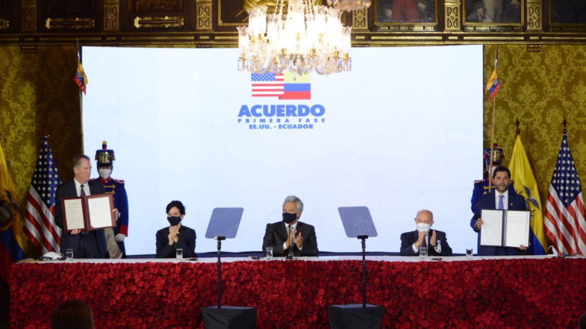 Robert Lighthizer e Iván Ontaneda sostienen los documentos del acuerdo firmado ayer.