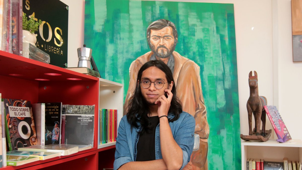 Josué Negrete tiene 23 años. Estudió Literatura en la Universidad Central del Ecuador. Es docente de Literatura en un colegio.