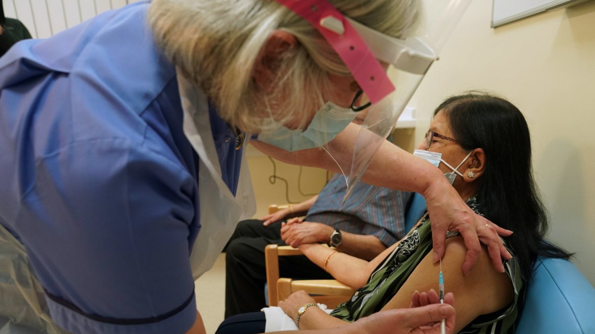 Las inmunizaciones han empezado en cincuenta grandes hospitales de las cuatro regiones que componen el Reino Unido: Inglaterra, Escocia, Gales e Irlanda del Norte.