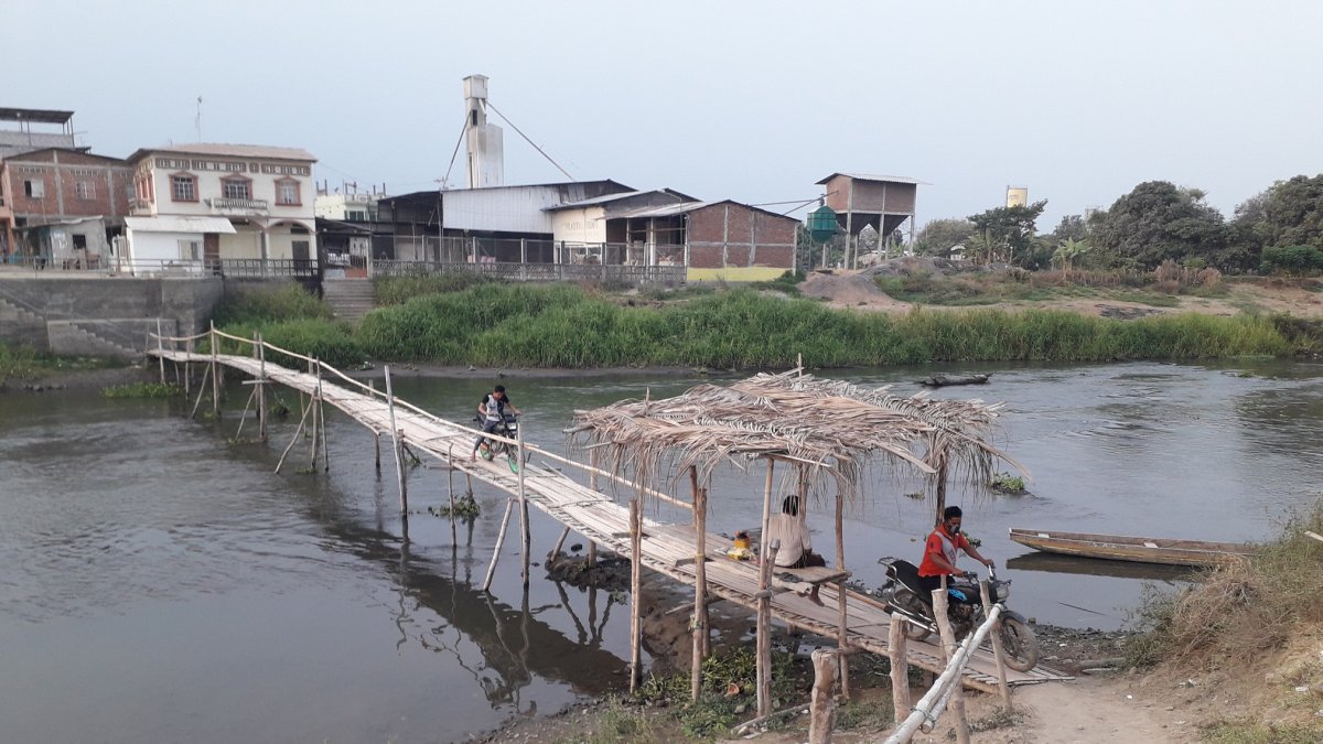 Movilidad. El puente de caña de Yurima que sirve solo durante el verano y que es hecho por los habitantes.