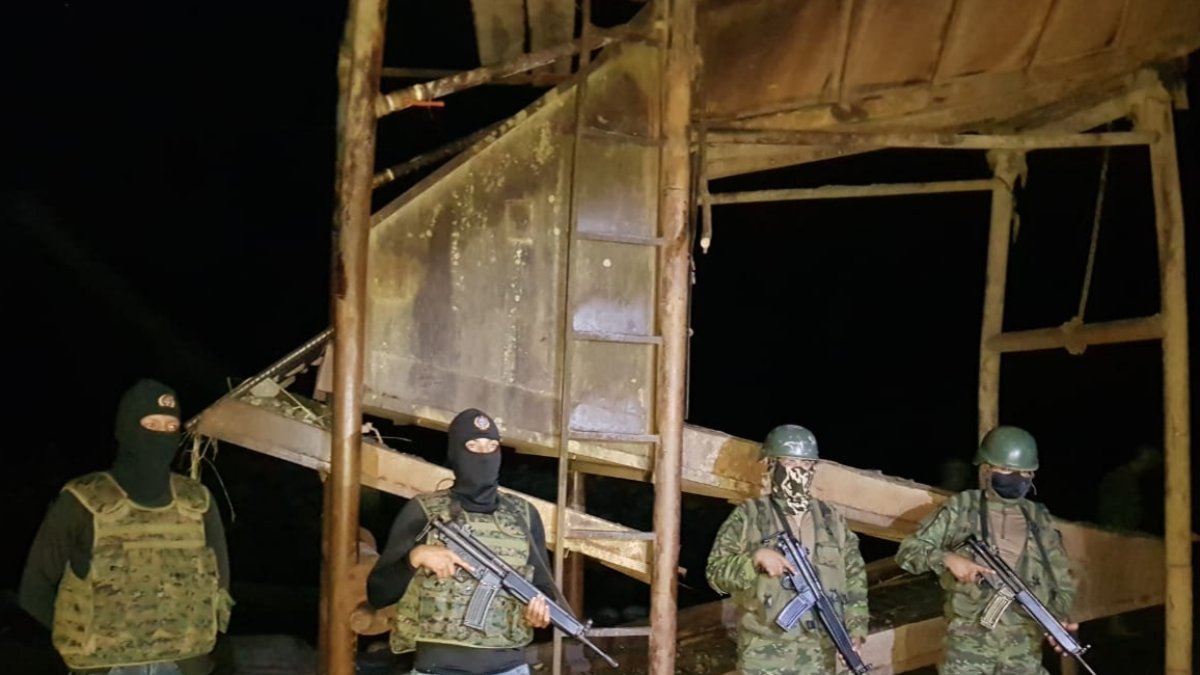 Vigilancia. Militares resguardan el campamento destinado a la minería Ilegal en Puerto Libre, Sucumbíos.