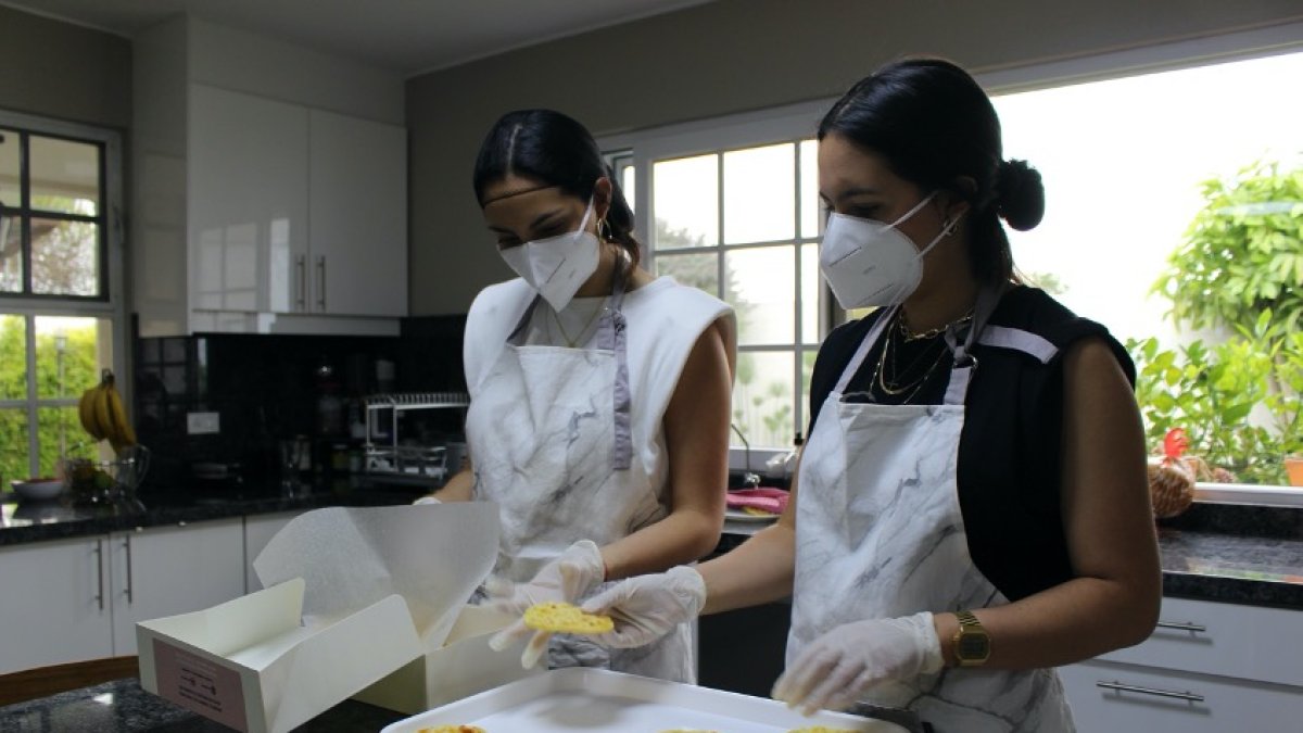 Las ‘dark kitchens’ tienen muchas ventajas, aseguran algunas propietarias.Una de ellas es que permiten emprender sin invertir tanto dinero,