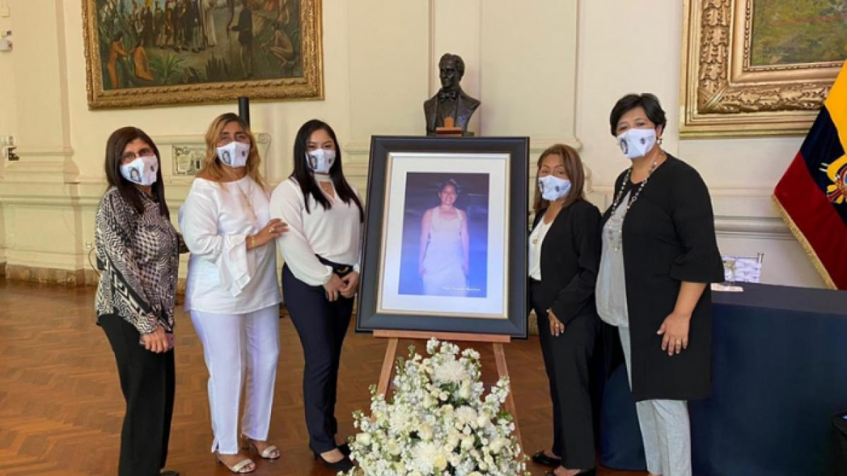 Integrantes del Cepam junto a Petita y su familia, luego de las disculpas del Estado.