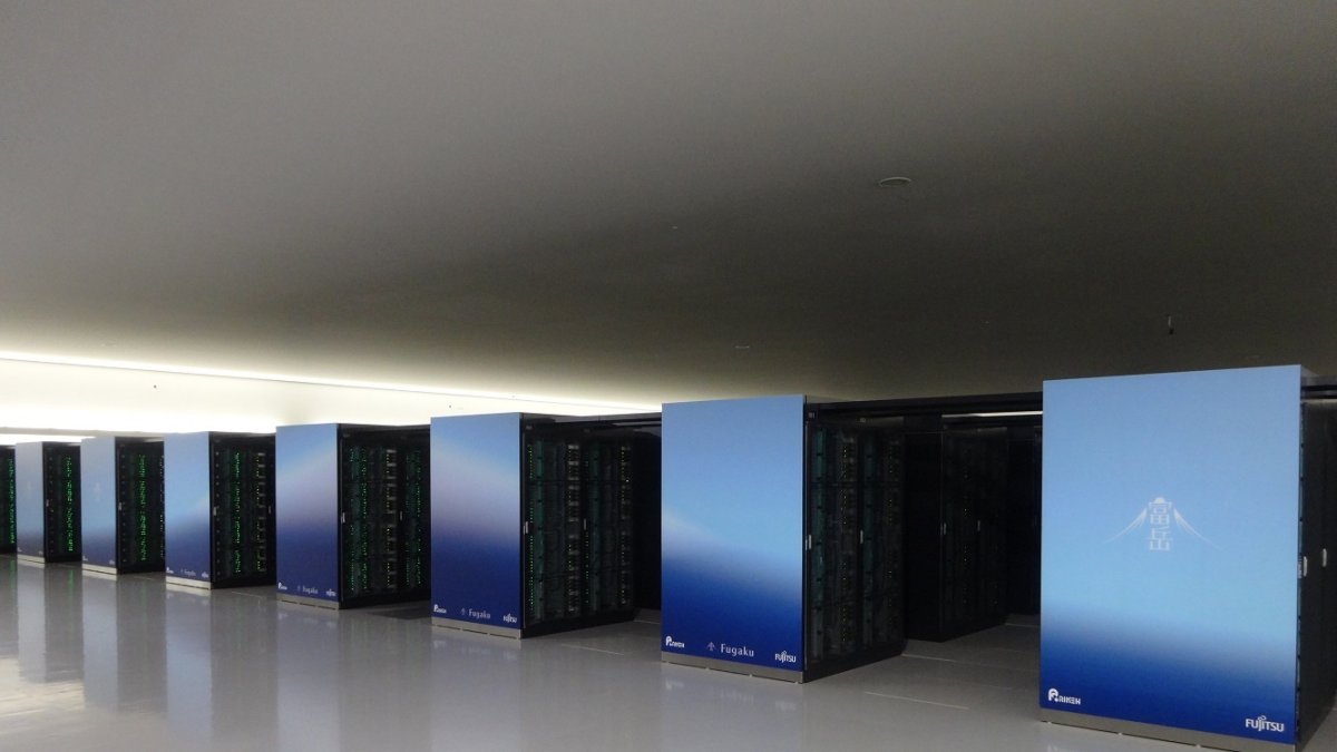 Fugaku se encuentra instalado en el Centro RIKEN de Japón, y está siendo desarrollado bajo un plan nacional para diseñar la próxima generación de superordenadores insignia de Japón.