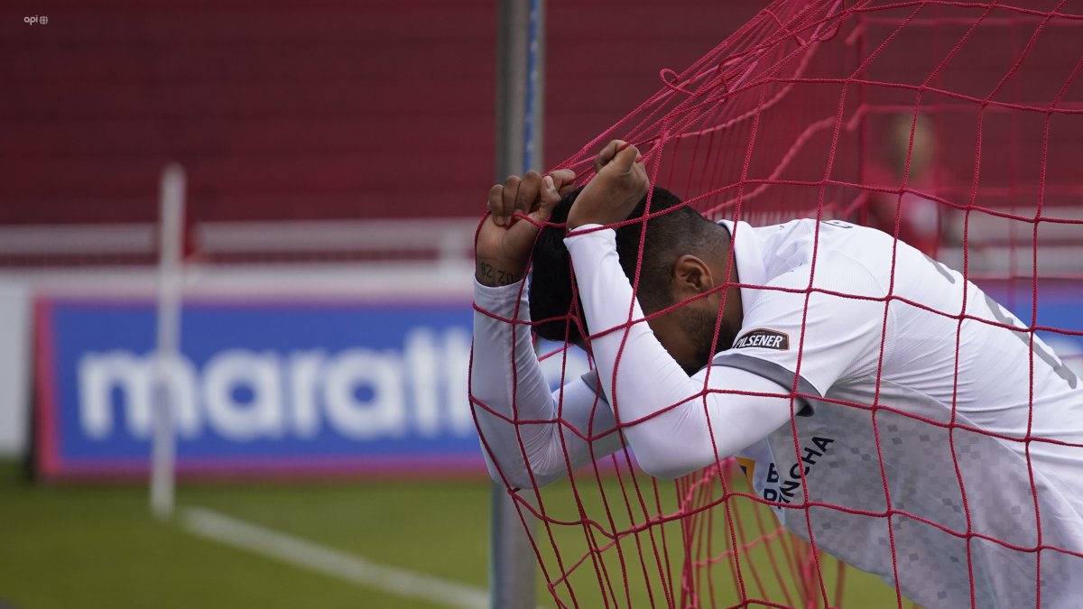 Rodrigo Aguirre se lamenta tras perder una ocasión de gol para Liga de Quito.