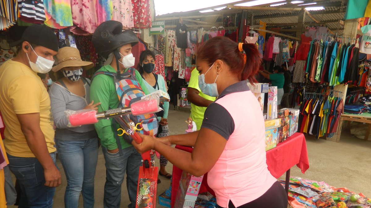 Hecho. Ante la situación que atraviesan, hay comerciantes que han decidido no invertir más en mercadería.