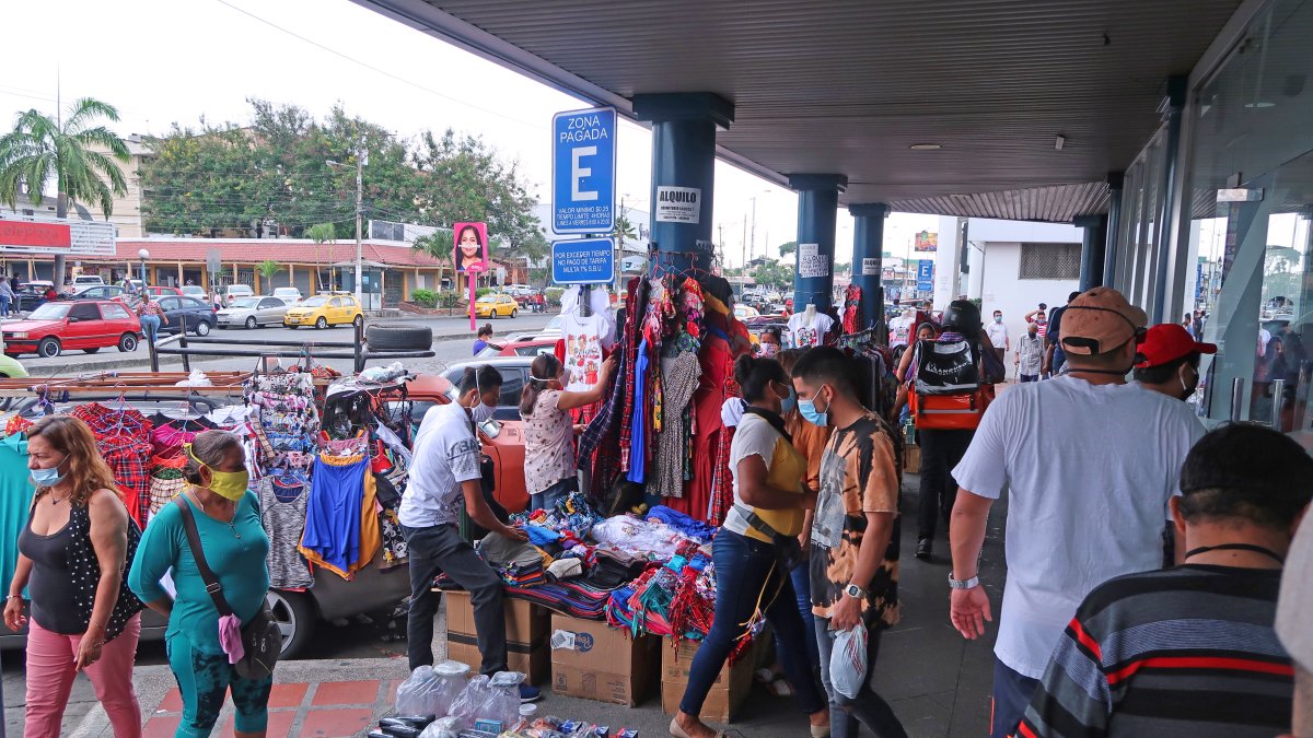 En los exteriores del centro comercial Plaza Mayor, este es el ambiente que se vive a diario. En el sitio, pese a los operativos municipales que se han hecho, los comerciantes no se retiran.