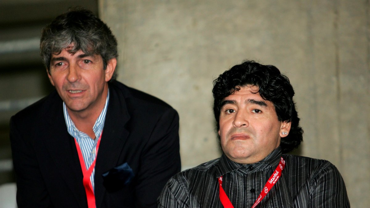 Paolo Rossi (I) junto a Diego Maradona (D), en una foto del archivo de EFE. Los dos astros del balompié fallecieron con dos semanas de diferencia.