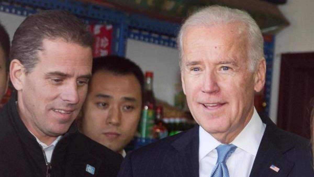 Hunter Biden (I) junto a Joe Biden (D).