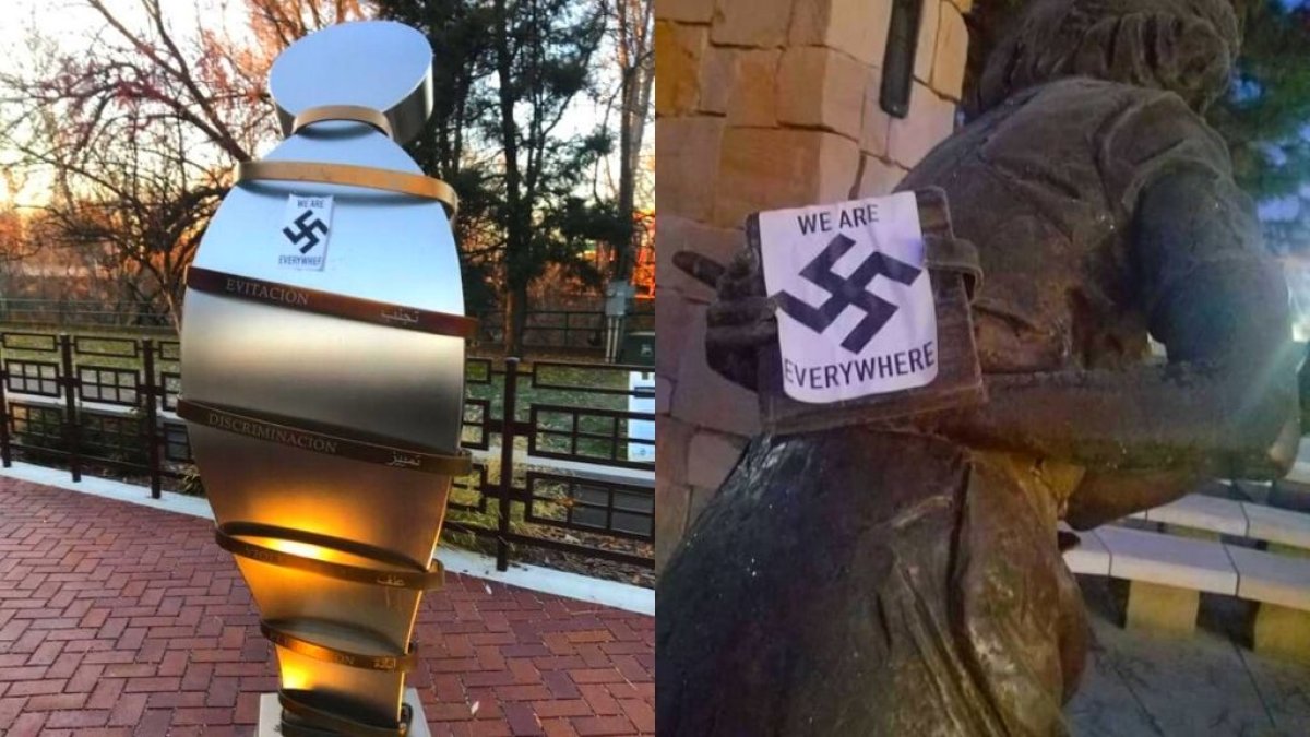 Estos 'stickers' con la esvástica fueron puestos en un monumento a Ana Frank.