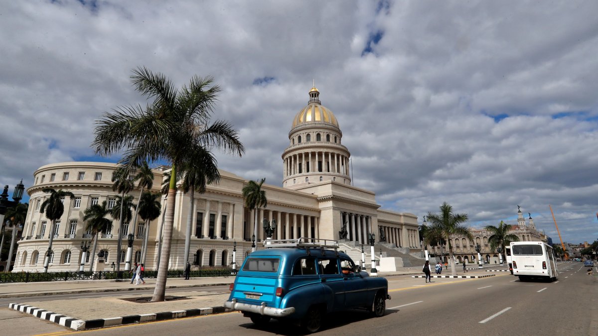 El sector turístico es la principal fuente de ingresos privados y estatales de la isla. Los sectores estratégicos siguen restringidos.