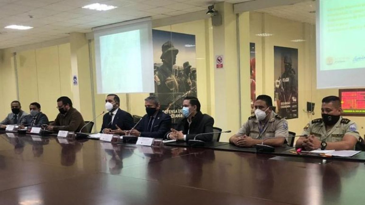 Ministros y representantes de distintas entidades que participan en esta campaña contra la mendicidad.