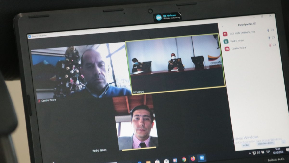 Sanción. El general David Proaño, exdirector del Isspol, siguió vía Zoom la lectura de la sanción administrativa.