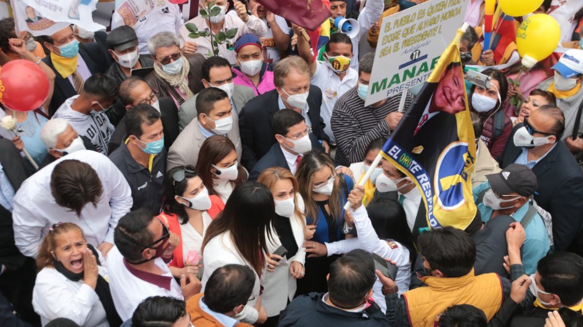 Reclamo. Los simpatizantes de Noboa mantienen una protesta afuera del CNE desde hace varias semanas.