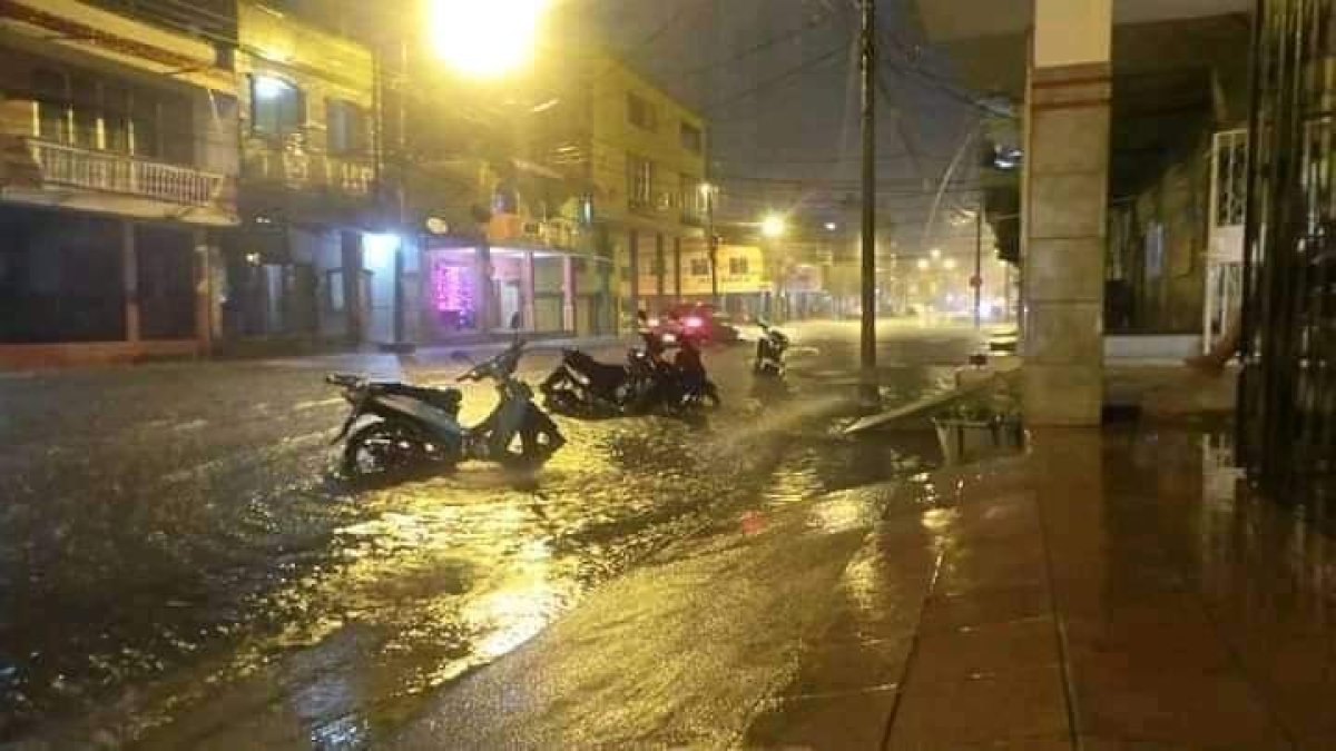Algunas calles de Babahoyo se convirtieron en ríos tras la primera lluvia fuerte de diciembre.