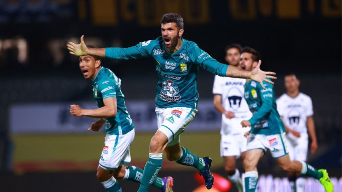 Emmanuel Gigliotti festeja el tanto que pone a soñar con el título al club León. Al fondo Ángel Mena se suma a las celebraciones
